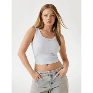 Damen Triangel-Top Guess Patch image-1