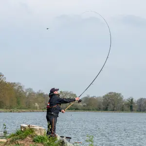 Barra de alimentación de clase A Guru Mid image-0