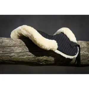 Sattelpad aus Lammfell mit erhöhtem Rückenteilel HFI image-0