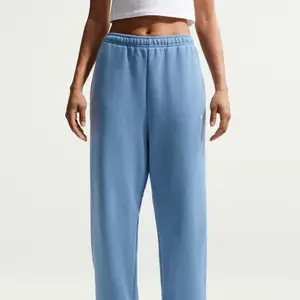 Damskie spodnie dresowe Nike Studio image-2