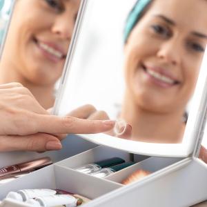 Specchio LED pieghevole con organizer per il trucco 3 in 1 InnovaGoods Panomir image-3