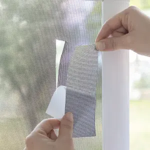Nastro adesivo per la riparazione delle zanzariere InnovaGoods Mospear image-1
