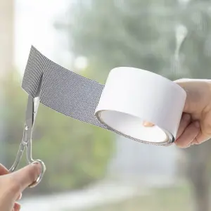 Nastro adesivo per la riparazione delle zanzariere InnovaGoods Mospear image-3