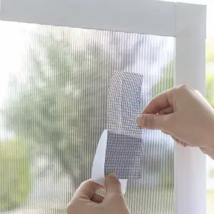 Nastro adesivo per la riparazione delle zanzariere InnovaGoods Mospear image-4