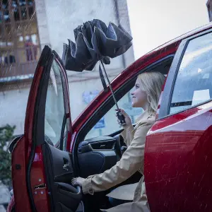 Zusammenklappbarer Regenschirm mit umgekehrtem Verschluss und LED InnovaGoods Folbrella image-6