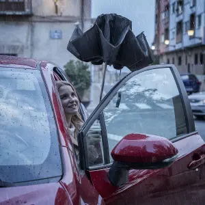 Zusammenklappbarer Regenschirm mit umgekehrtem Verschluss und LED InnovaGoods Folbrella image-1