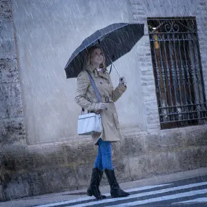 Zusammenklappbarer Regenschirm mit umgekehrtem Verschluss und LED InnovaGoods Folbrella image-2