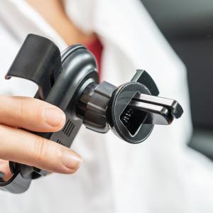 Support de charge rapide sans fil pour voiture InnovaGoods Chakar image-1