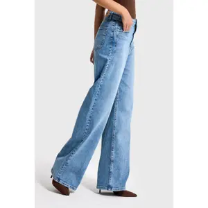 Calças Jeans Wide Leg Refinadas de Cintura Alta Mulher It's Basic image-3