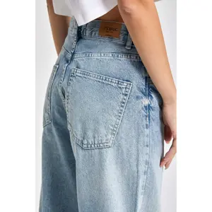 Hoch sitzende lockere Jeans für Frauen It's Basic Sofia image-4