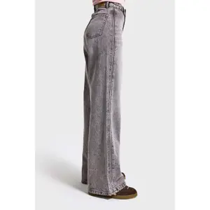 Hoch sitzende lockere Jeans für Frauen It's Basic image-3