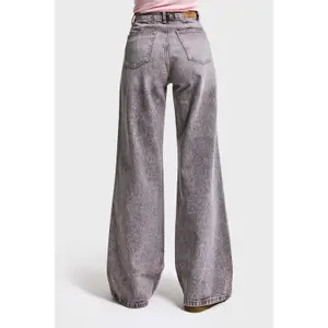 Hoch sitzende lockere Jeans für Frauen It's Basic image-2