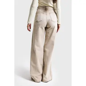 Hoch sitzende lockere Jeans für Frauen It's Basic image-1