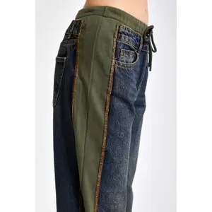 Hoch sitzende lockere Jeans für Frauen It's Basic image-4