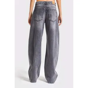 Jeans Baggy Tapered med moderna detaljer midjade dam It's Basic image-1