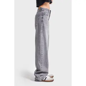 Hoch sitzende lockere Jeans für Frauen It's Basic image-3