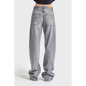 Hoch sitzende lockere Jeans für Frauen It's Basic image-2