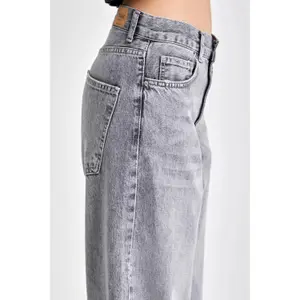 Hoch sitzende lockere Jeans für Frauen It's Basic image-4