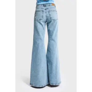 Flared Jeans mit mittlerer Taille aus festem Baumwollstoff für Damen It's Basic image-2