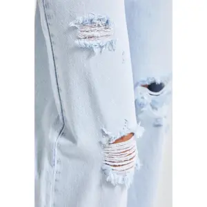 High Waist Straight Jeans mit zerrissenen Knie-Details Damen It's Basic image-4