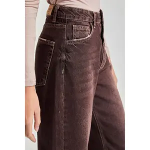 Jeans Straight de Cintura Alta Denim Versátil Mulher It's Basic image-4