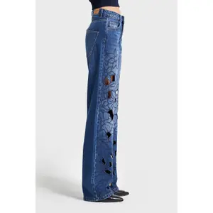 Jeans Loose a vita media decorati con delicate ricami floreali donna It's Basic image-3