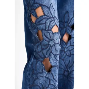 Jeans Loose a vita media decorati con delicate ricami floreali donna It's Basic image-4