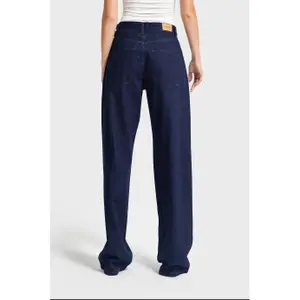Damen Jeans mit mittelhoher Taille, lockere Passform It's Basic Rhinestone image-3