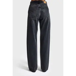Hoch sitzende lockere Jeans für Frauen It's Basic image-2