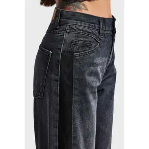 Hoch sitzende lockere Jeans für Frauen It's Basic image-4