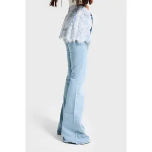 Flare Jeans με φλοράλ δαντελένια φούστα για γυναίκες It's Basic image-1