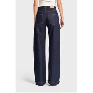 Jeans Loose mit mittelhohem Bund und Knopfdetails entlang dem Saum Damen It's Basic image-2