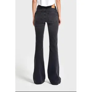 Mid-Rise Flare Jeans with a Timeless Touch Women's It's Basic image-3