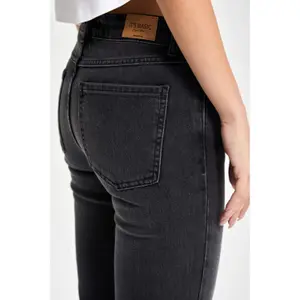Mid-Rise Flare Jeans with a Timeless Touch Women's It's Basic image-4