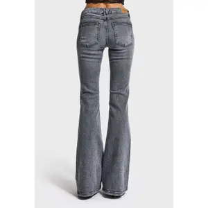 Mid-Rise Women's Flare Jeans with a Timeless Touch It's Basic image-2