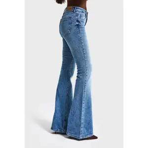 Mid-Rise Women's Flare Jeans with a Timeless Touch It's Basic image-3
