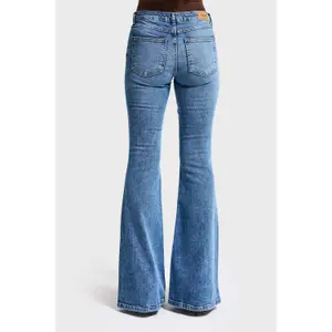 Mid-Rise Women's Flare Jeans with a Timeless Touch It's Basic image-2