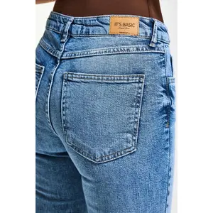 Mid-Rise Women's Flare Jeans with a Timeless Touch It's Basic image-4