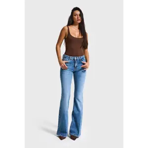 Mid-Rise Women's Flare Jeans with a Timeless Touch It's Basic image-1