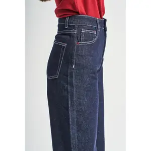 Jeans Straight de cintura alta estruturada com linhas limpas em algodão rígido mulher It's Basic image-3