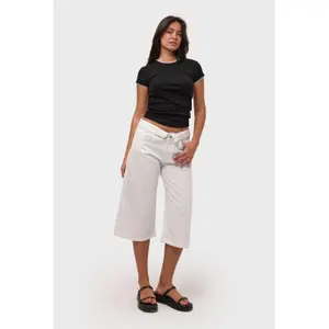 Kort slidte jeans til kvinder It's Basic image-1
