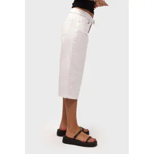 Kort slidte jeans til kvinder It's Basic image-3