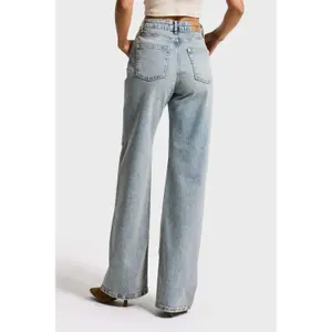 Flattering High-Waisted Straight Jeans with Embroidered Shell Details Women It's Basic image-2