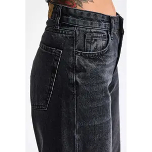 Jeans Straight com detalhe de barra virada cintura média algodão mulher It's Basic image-4