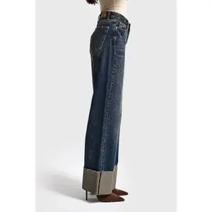Jeans Straight com detalhe de barra virada cintura média algodão mulher It's Basic image-3
