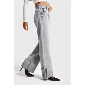 Jeans Straight com detalhe de barra virada cintura média algodão mulher It's Basic image-3