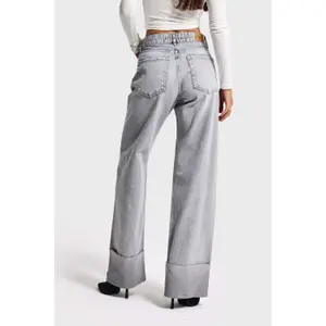 Jeans Straight com detalhe de barra virada cintura média algodão mulher It's Basic image-2