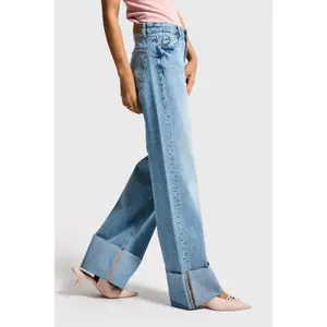 Jeans Straight com detalhe de barra virada cintura média algodão mulher It's Basic image-3