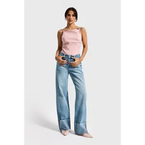 Jeans Straight com detalhe de barra virada cintura média algodão mulher It's Basic image-1