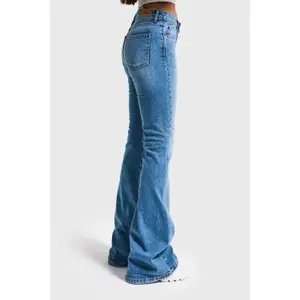 Jeans Flare elásticos de cintura média para mulher It's Basic image-2